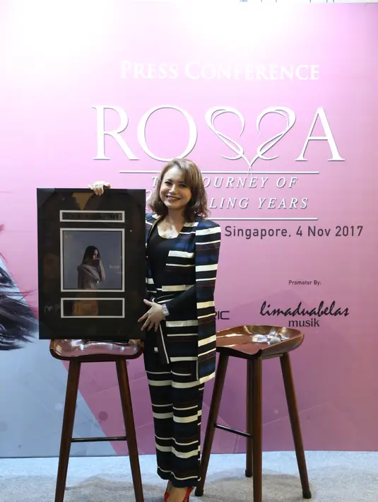 Konser ini juga merupakan bagian dari perayaan atas 21 tahun berkarier di industri musik. Sebalumnya, penyanyi 38 tahun itu juga menggelar konser di di Jakarta Convention Center, Senayan, Jakarta Pusat pada 13 April silam. (Nurwahyunan/Bintang.com)