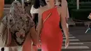 Sedangkan pada bagian depan dress memiliki aksen one shoulder dengan aksen silver hingga belakang.  [@wulanguritno]