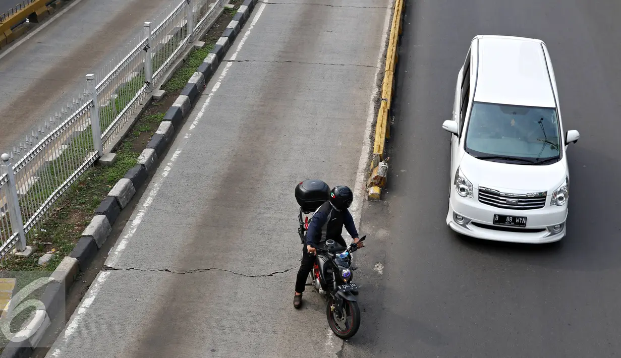 Pemotor saat ingin keluar dari jalur Transjakarta di Jakarta, Senin (4/1). Buruknya mental pemotor membuat jalur khusus tersebut seringkali disalahgunakan, meskipun kondisi lalu lintas Jakarta dalam kondisi lengang. (Liputan6.com/Immanuel Antonius)