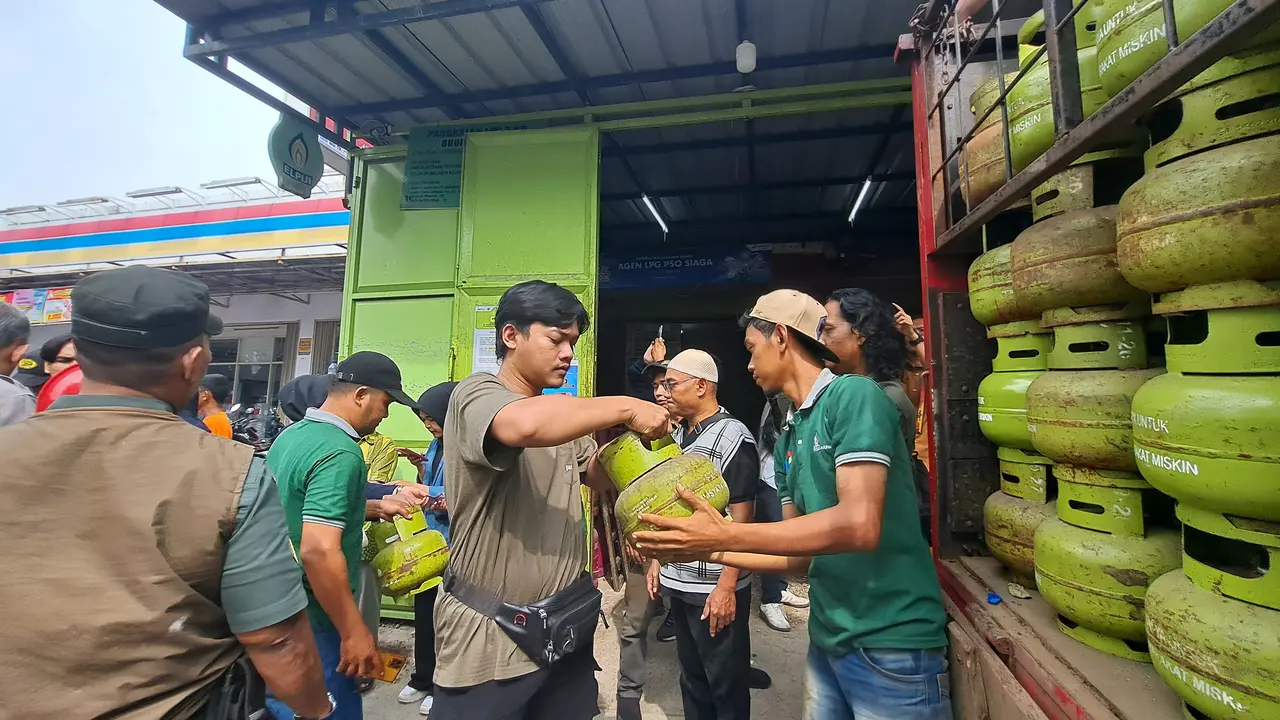 Antrean masyarakat masih terlihat di pangkalan agen gas LPG 3 kg.