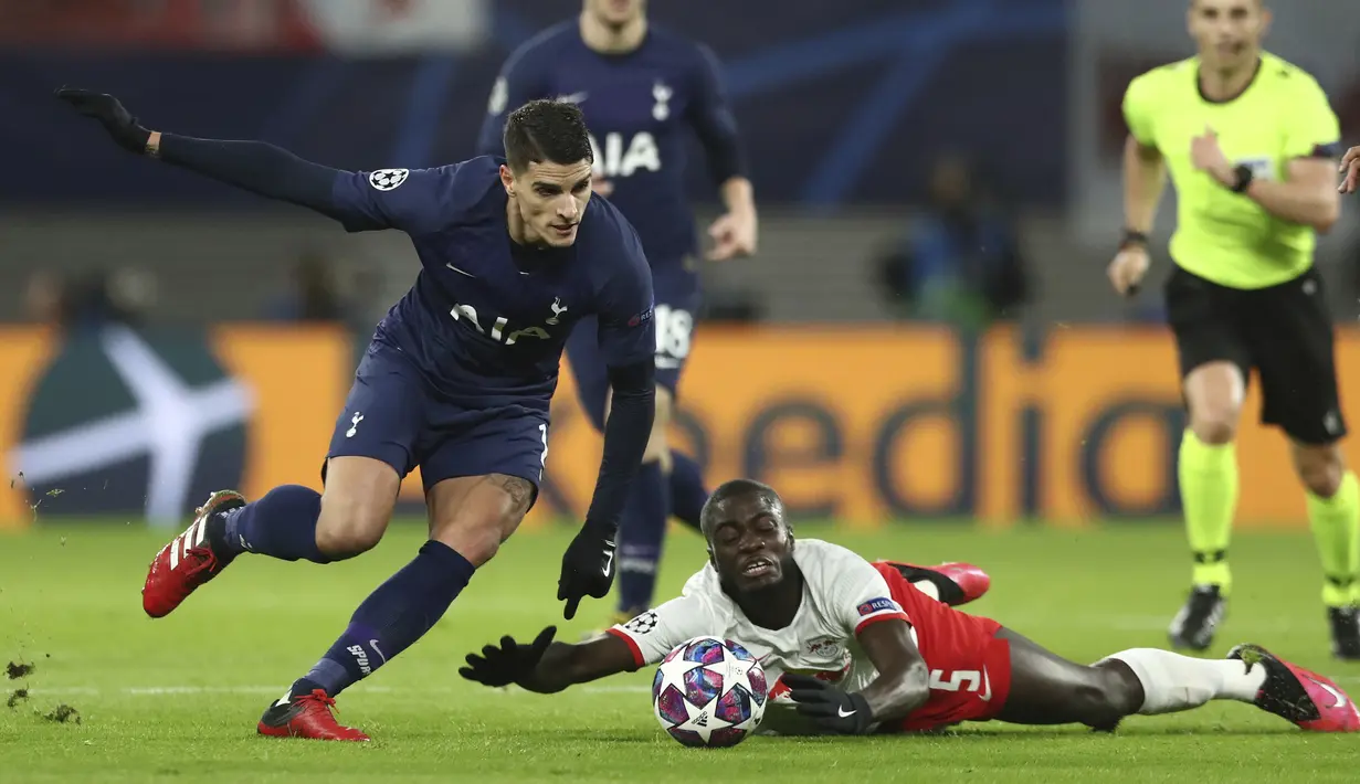 Gelandang Tottenham Hostpur, Erik Lamela menggiring bola melewati bek Red Bull Leipzig, Dayot Upamecano pada pertandingan leg kedua babak 16 besar Liga Champions di di Red Bull Arena, Jerman (10/3/2020). RB Leipzig menang telak atas Tottenham 3-0. (AP Photo/Jan Woitas)