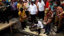 Presiden Jokowi meletakkan batu pertama pembangunan saluran irigasi di Kabupaten Pinrang, Sulsel, Rabu (5/11/2014). Didampingi Menteri Pertanian Amran Suleman, Gubernur Sulsel Syahrul Yasin Limpo, Bupati Pinrang Aslam Patonangi. (Rumgapres/Agus Suparto)