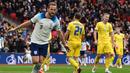 Selebrasi striker Timnas Inggris, Harry Kane setelah menjebol gawang Ukraina pada laga kualifikasi Euro 2024 di Wembley Stadium, London (26/3/2023). Hingga kini Harry Kane total telah tampil dalam 82 laga bersama Timnas Inggris dengan torehan 55 gol dan 17 assist. Pada laga debutnya menghadapi Lithuania dalam laga kualifikasi Euro 2016 (27/3/2015), ia langsung mencetak satu gol dan membawa Inggris menang 4-0. (AFP/Glyn Kirk)