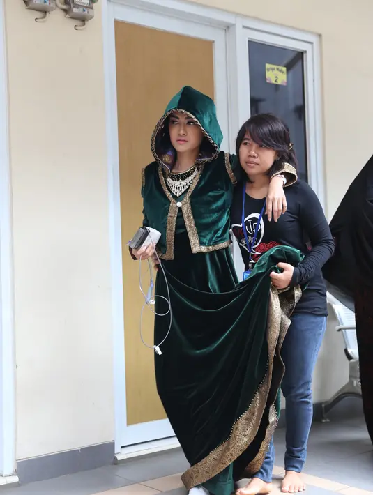 Jupe terlihat khusyu mengikuti pengajian sambil memegang Alquran ditangannya. Lantunan ayat suci terus terdengar. Tibalah, pemilik lagu Belah Duren itu untuk memberikan sambutan. (Nurwahyunan/Bintang.com)