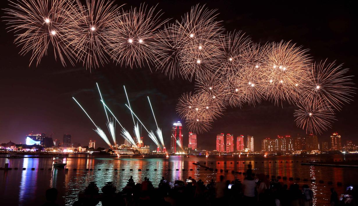 Pertunjukan kembang api terlihat di atas kompleks kebudayaan Katara selama perayaan untuk menandai dimulainya Idul Adha, Hari Raya Kurban, di Doha, Qatar, pada Rabu 27 Mei 2026. (Karim JAAFAR/AFP)