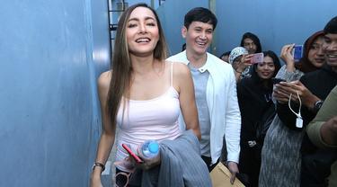 Kompak Marcellino Lefrandt Dan Dewi Rezer Mulai Terbuka Soal Pasangan News Entertainment Fimela Com