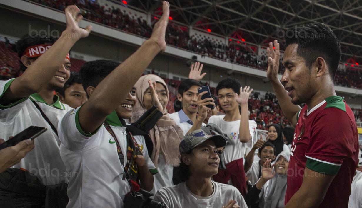 Gelandang Timnas Indonesia, Andik Vermansah, menyapa penonton difabel usai melawan Islandia pada laga persahabatan di SUGBK, Jakarta, Minggu (14/1/2018). Timnas Indonesia kalah 1-4 dari Islandia. (Bola.com/Vitalis Yogi Trisna)