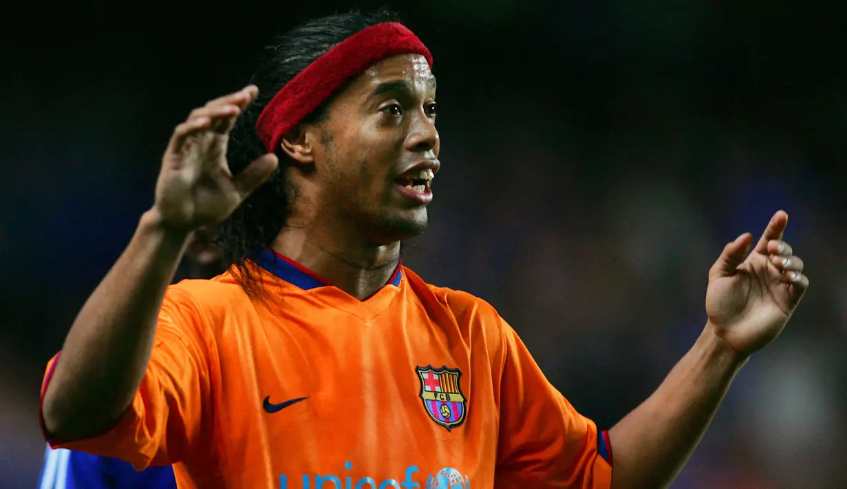 Ronaldinho juga hengkang dari Barcelona diakibatkan karena selisih paham dengan Pep Guardiola. Padahal, Ronaldinho telah beberapa kali mempersembahkan gelar untuk Blaugrana. Dirinya tercatat telah membukukan 94 gol serta 71 assist dari 207 laga. (Foto: AFP/Adrian Dennis)