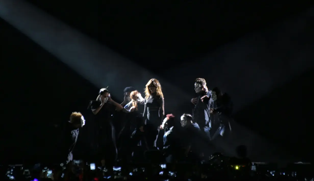 Dalam konser perdana di Tanah Air bagi Selena Gomez itu, menepati janjinya dengan penampilan spesialnya dalam rangka konser Revial Tour Jakarta. (Adrian Putra/Bintang.com)
