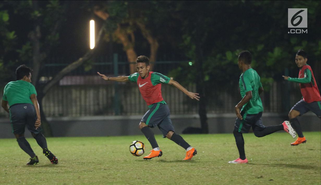 Pemain Timnas Indonesia U-19, Egy Maulana Vikri (kedua kiri) menggiring bola saat latihan perdana jelang laga melawan Jepang U-19 di Lapangan A Kompleks GBK, Jakarta, Kamis (22/3). Laga kedua tim digelar Minggu (25/3). (Liputan6.com/Helmi Fithriansyah)
