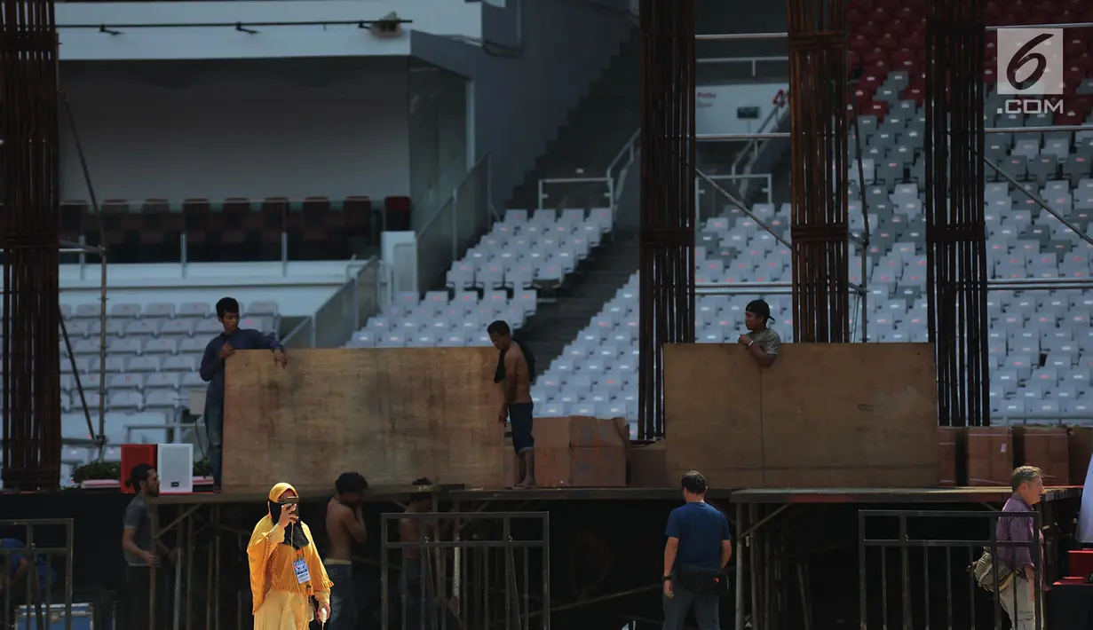 Pekerja mendirikan panggung kampanye akbar pasangan capres-cawapres nomor urut 02 Prabowo Subianto-Sandiaga Uno di Stadion Utama Gelora Bung Karno (SUGBK), Jakarta, Sabtu (6/4). Kampanye nantinya akan dimulai dengan salat subuh berjamaah hingga selesai. (merdeka.com/Imam Buhori)