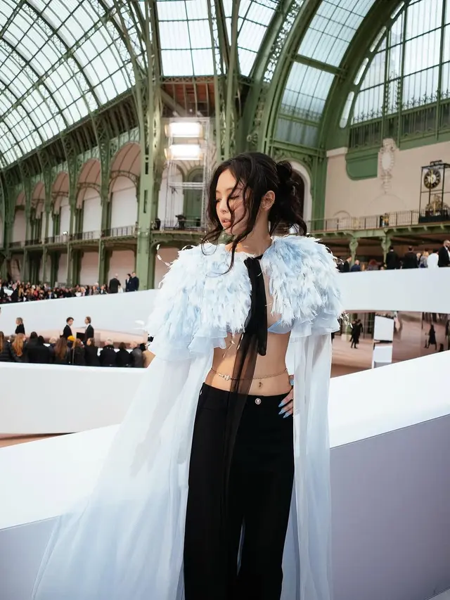 6 Gaya Jennie Blackpink dengan Sheer Bra dan Cape Dramatis di Chanel SS25 Couture Show, Akrab Bareng Kylie Jenner