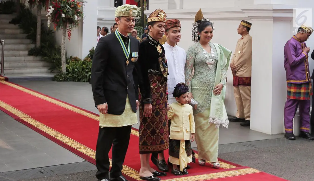 Putra Presiden RI ke-6 SBY, Agus Harimurti Yudhoyono atau AHY didampingi istri Annisa Pohan foto bersama dengan Presiden Jokowi, Gibran Rakabuming Raka dan cucu Jan Ethes jelang Upacara HUT ke-74 RI di Istana Merdeka, Jakarta, Sabtu (17/8/2019). (Liputan6.com/HO/Anung Aninditio)