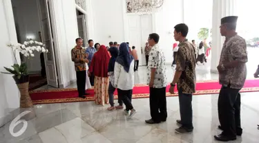 Sejumlah warga bersalaman dengan Presiden Joko Widodo saat open house di Istana Kepresidenan Gedung Agung, Yogyakarta, Sabtu (9/7). Open House diikuti oleh ribuan masyarakat. (Liputan6.com/Boy Harjanto)