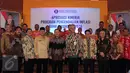 Gubernur Bank Indonesia, Agus DW Martowardojo (kelima kiri) berfoto bersama Gubernur Jateng, Ganjar Pranowo serta para penerima penghargaan program pengendalian inflasi 2016 di Jakarta, Senin (25/4/2016). . (Liputan6.com/Helmi Fithransyah)