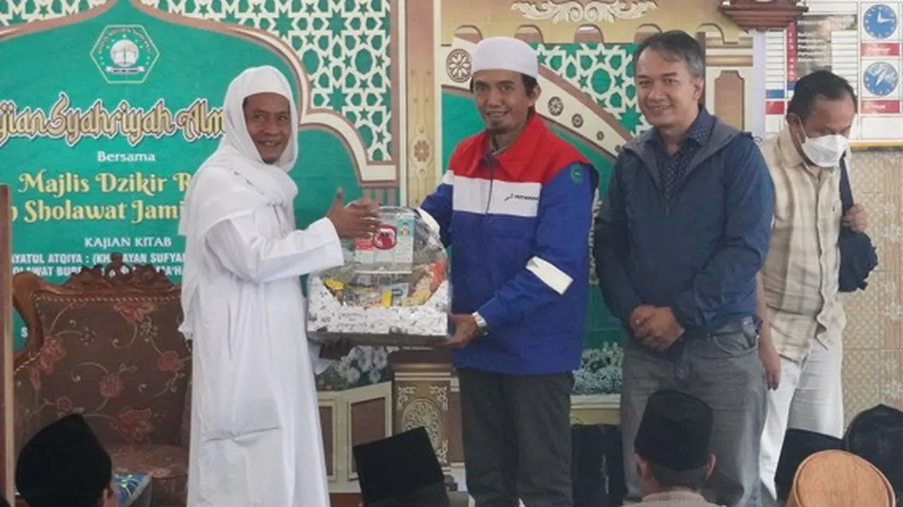 Manager Operasional PGE Karaha, Awaludin bersama Pimpinan Pondok Pesantren Djami'ul Huda pimpinan KH Idin Solahudin dalam sosilisasi penanggulangan DIfteri di desa Sukahurip, Garut, Jawa Barat. (Liputan6.com/Jayadi Supriadin)
