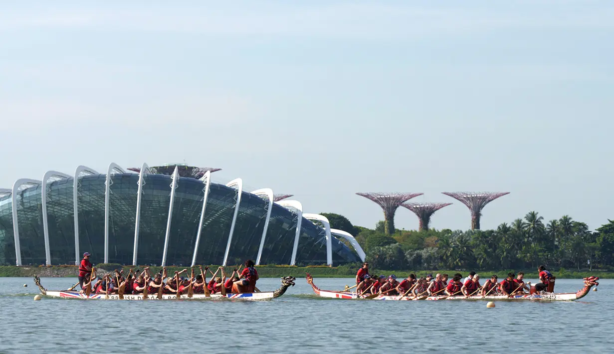 Latihan ini digelar menjelang kegiatan Earthshot Prizes 2023 yang bertujuan untuk mempromosikan solusi terhadap ancaman lingkungan hidup. Dilansir dari The Star, Senin, 6 November 2023, William terlihat memakai kaus polo putih dan topi hitam. (AP Photo/Vincent Thian)