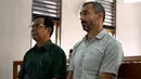 Warga negara Prancis, Samuel Pierre Danguny (kanan) menjalani sidang atas kepemilikan narkoba di Pengadilan Negeri Denpasar, Bali, Kamis (1/8/2019). Pierre diamankan pada 15 Maret 2019 dengan barang bukti berupa 6 paket ganja, 2 paket hasis, dan 1 paket sabu.  (SONNY TUMBELAKA/AFP)