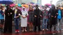 Sejumlah mahasiswa saling bergandengan tangan saat aksi menolak ISIS di Bundaran HI, Jakarta, Minggu (8/3/2015). (Liputan6.com/Yoppy Renato)