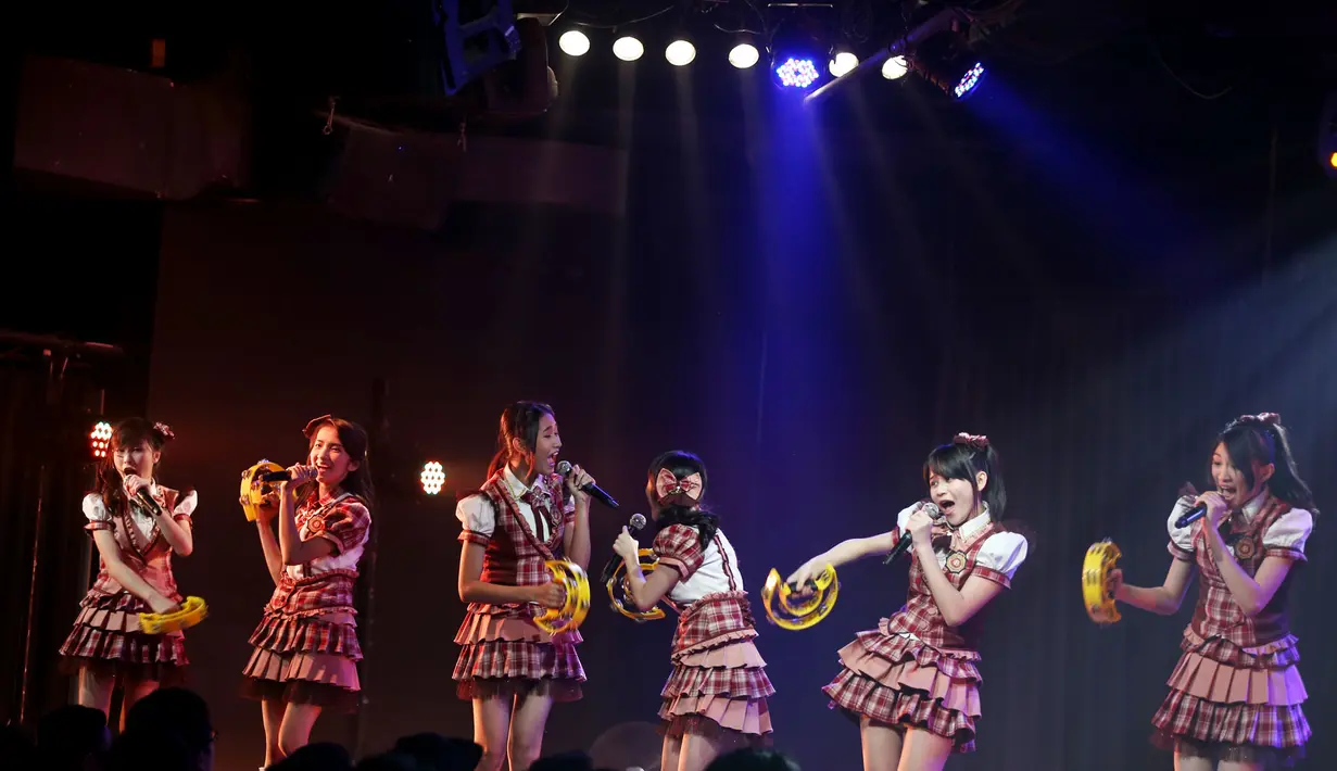 Sambil memainkan tamborin, aksi mereka disambut riuh penonton yang hadir.