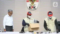 Ketua Komisi Pemberantasan Korupsi (KPK), Setyo Budiyanto (kiri) menyaksikan petugas yang akan memperlihatkan barang bukti Operasi Tangkap Tangan (OTT) di Kantor Imigrasi Jakarta Barat, Gedung Merah Putih KPK, Jakarta, Kamis (4/6/2026). (Liputan6.com/Helmi Fithriansyah)