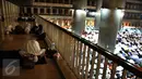 Ribuan umat muslim dari berbagai daerah menjalankan salat Shubuh di Masjid Istiqlal, Jakarta. (04/10). Mereka tiba menggunakan bus untuk menggelar aksi damai di istana Merdeka. (Liputan6.com/Johan Tallo)