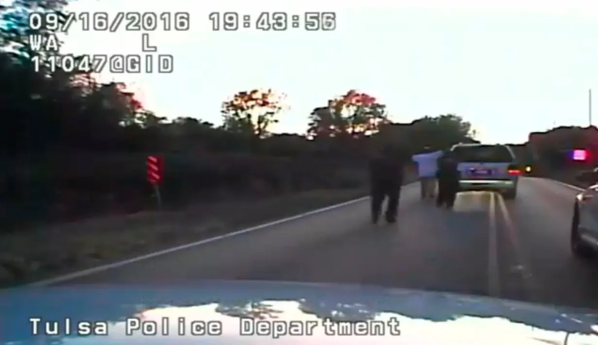 Sebuah video yang menunjukkan polisi menggiring korban sebelum ditembak di Tulsa, Oklahoma, AS, (16/9). Seorang pria kulit hitam yang tidak membawa senjata ditembak hingga tewas oleh polisi di Tulsa. (REUTERS)