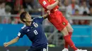 Pemain timnas Belgia, Kevin De Bruyne melompat untuk merebut bola dari pemain Jepang, Genki Haraguchi pada 16 besar Piala Dunia 2018 di Rostov Arena, Selasa (3/7). Belgia lolos ke perempat final setelah mengalahkan Jepang 3-2. (AP/Natacha Pisarenko)