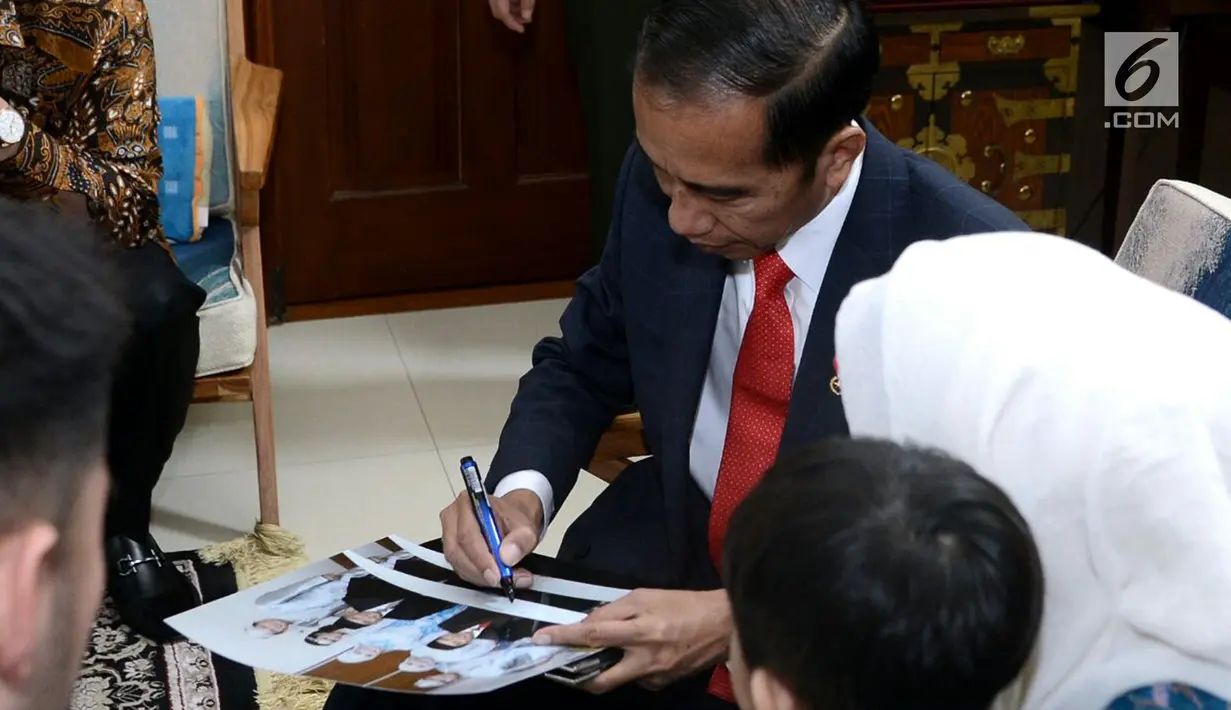 Presiden Joko Widodo memberikan tanda tangan saat berkunjung ke kediaman almarhum Raden Mas Haryo Heroe Syswanto Ns Soerio Soebagio atau yang lebih dikenal dengan nama Sys NS di Kawasan Kemang, Jakarta (2/2). (Liputan6.com/Pool/Biro Pers Setpres)