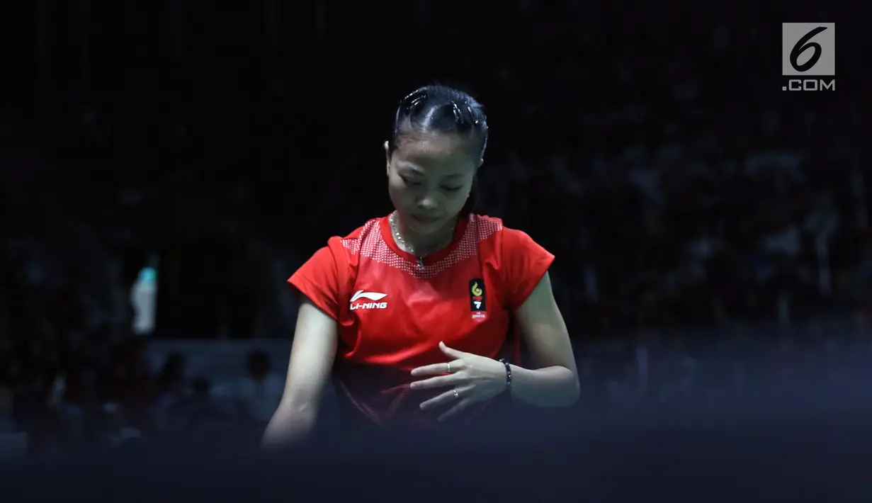 Tunggal putri Indonesia, Fitriani saat melawan pemain India, Saina Nehwal di babak 16 besar Bulutangkis Tunggal Putri Asian Games 2018 di Istora Kompleks GBK, Jakarta, Sabtu (25/8). Fitriani menyerah 6-21, 14-21. (Liputan6.com/Helmi Fithriansyah)