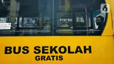 Sejumlah pasien COVID-19 berada dalam bus sekolah yang akan mengantarkan mereka menuju RSDC Wisma Atlet di Puskesmas Kecamatan Tebet, Jakarta, Kamis (3/2/2022). Satgas Penanganan COVID-19 mencatat kenaikan kasus positif COVID-19 dalam satu pekan terakhir. (Liputan6.com/Herman Zakharia)