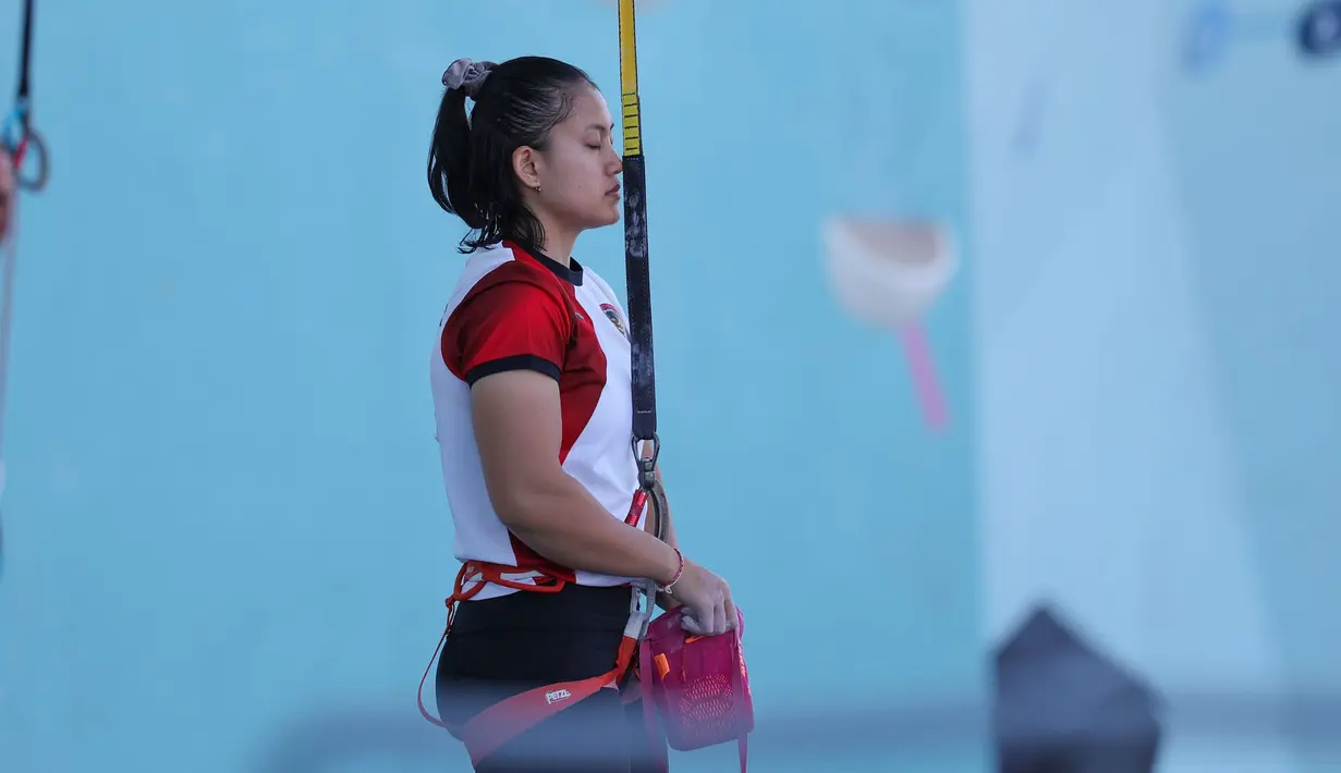 Atlet panjat tebing Indonesia, Desak Made Rita Kusuma Dewi bersiap memulai lomba menghadapi wakil Prancis, Capucine Viglione pada babak kualifikasi cabor panjat tebing nomor speed putri Olimpiade Paris 2024 di Le Bourget, Paris, Senin (5/8/2024). (Dok. NOC Indonesia)