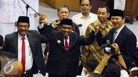 Gubernur dan Wakil Gubernur DKI Jakarta Basuki Tjahaja Purnama (kanan), Djarot Syaiful Hidayat (kiri), mengangkat tangan bersama Plt Gubernur DKI Jakarta, Soni Sumarsono (tengah) di Acara Peresmian Pelaksana Tugas Gubernur. (Liputan6.com/Johan Tallo)