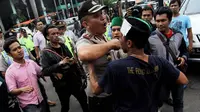 Polisi yang berusaha membubarkan aksi unjuk rasa tersebut pun mendapat perlawanan dari massa, Jakarta, Selasa (18/11/2014). (Liputan6.com/Faizal Fanani) 