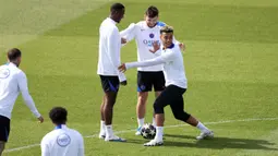 Bek Paris Saint-Germain asal Ekuador, Willian Pacho, penyerang Paris Saint-Germain asal Georgia, Khvicha Kvaratskhelia, dan gelandang Paris Saint-Germain asal Prancis, Desire Doue (kiri ke kanan) saat mengikuti sesi latihan klub sebelum pertandingan leg pertama semifinal Liga Champions 2025/2026 melawan klub Jerman, Bayern Muenchen, di PSG Campus, Poissy, Barat Laut Paris, pada Senin 27 April 2026. (FRANCK FIFE/AFP)