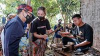 Menparekraf Sandiaga Uno saat mengunjungj desa wisata penghasil kerajinan keris di Sumenep Jawa Timur. Foto (Istimewa)