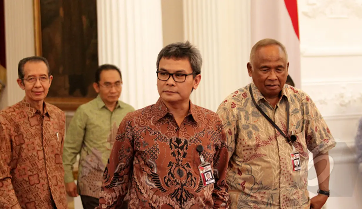 Plt Ketua KPK, Taufiqurrahman Ruki (kanan) bersama pimpinan KPK lainnya saat tiba di Istana Merdeka, Jakarta, Jumat (27/2/2015). Pertemuan ini membahas tentang perkembangan KPK sejak dilantiknya Pimpinan KPK Sementara. (Liputan6.com/Faizal Fanani)