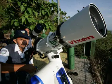 Petugas BMKG melakukan pengamatan gerhana matahari cicin di Parang Tritis, Yogyakarta, Kamis (1/9). Pengamatan gerhana dilakukan bersamaan dengan penentuan ruhiyat hilal penetapan 1 Dzulhijah. (Liputan6.com/Boy Harjanto)