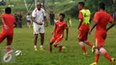 Sejumlah pemain Persija saat latihan di NYTC Sawangan, Depok (24/2/2016). Latihan ini persiapan Persija mengarungi turnamen Piala Bhayangkara dan Indonesia Super Competition (ISC) 2016. (Liputan6.com/Helmi Fithriansyah)