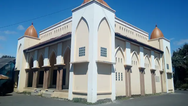 Salah satu fasilitas tempat ibadah berupa masjid mahasiswa di lingkungan kampus Uniga Garut, Jawa Barat