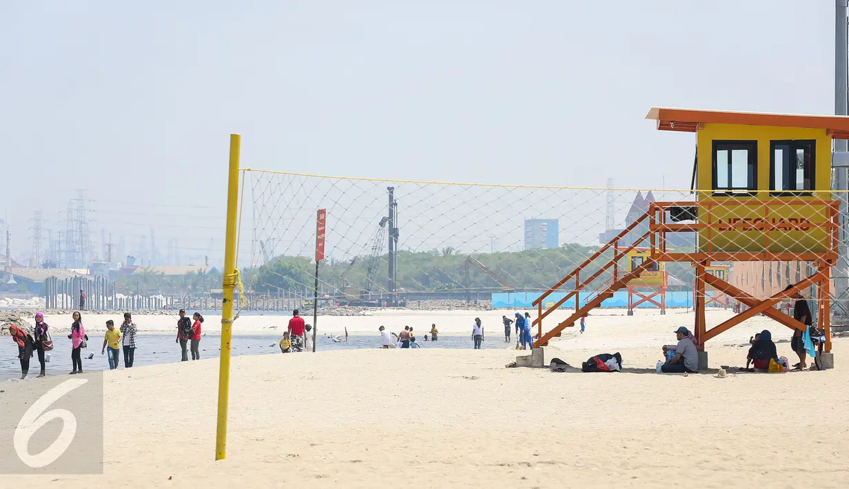 Warga tampak mengunjungi kawasan Pantai Karnaval Ancol, Jakarta, Rabu (9/12/2015). Bertepatan libur pelaksanaan pilkada serentak, kawasan wisata tersebut  tampak sepi pengunjung dibandingkan hari libur biasa. (Liputan6.com/Faizal Fanani)