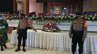 Anggota Polres Metro Depok dan Kodim 0508/Depok melakukan pengecekan salah satu gereja di Kota Depok. (Liputan6.com/Dicky Agung Prihanto)