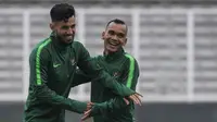 Pemain Timnas Indonesia, Riko Simanjuntak, bercanda dengan Stefano Lilipaly saat latihan di Stadion Madya, Jakarta, Minggu (11/11). Latihan ini persiapan jelang laga Piala AFF 2018 melawan Timor Leste. (Bola.com/Vitalis Yogi Trisna)