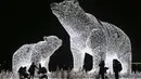 Orang-orang melihat instalasi lampu yang dipasang untuk menyambut libur Tahun Baru dan Natal Ortodoks di Moskow, Rusia, pada 29 Desember 2020. (Xinhua/Alexander Zemlianichenko Jr)