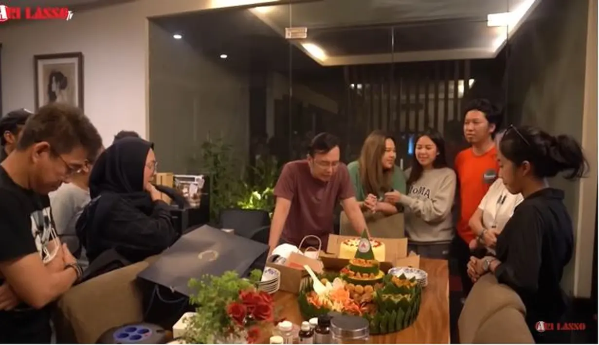 Acara dilanjutkan dengan memotong kue dan diberikan kepada istri dan anak-anaknya. Rasa bahagia pun bercampur haru. Ari Lasso memanjatkan doa di usianya yang menginjak kepala lima. Usai doa bersama, tumpeng dipotong dan dibagikan kepada anggota keluarga yang hadir. (Liputan6.com/YouTube/ARI LASSO TV)
