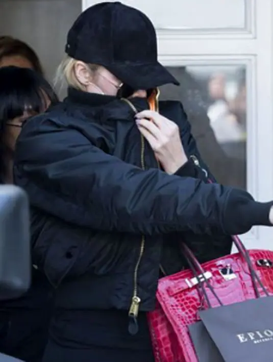 Dari foto yang dilansir oleh OK!Magazine, Khloe memakai outfit serba hitam,Khloe nyaris bikin curiga para publik. (viaOK!Magazine/Bintang.com)