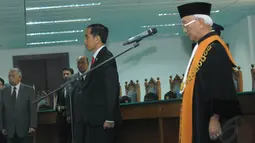 Jokowi yang mengenakan jas tampak  menyaksikan proses pelantikan di Gedung Sekretariat MA, Jakarta, (28/10/2014). (Liputan6.com/Herman Zakharia)