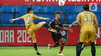 Pemain PSM Makassar Yakob Sayuri (tengah) dijaga dua pemain Bhayangkara Solo FC, Hansamu Yama Pranata dalam pertandingan Babak Penyisihan Grup B Piala Menpora 2021 di Stadion Kanjuruhan, Malang. Sabtu (27/3/2021). PSM Makassar bermain imbang atas Bhayangkara Solo FC 1-1. (Bola.com/Ikhwan Yanuar)