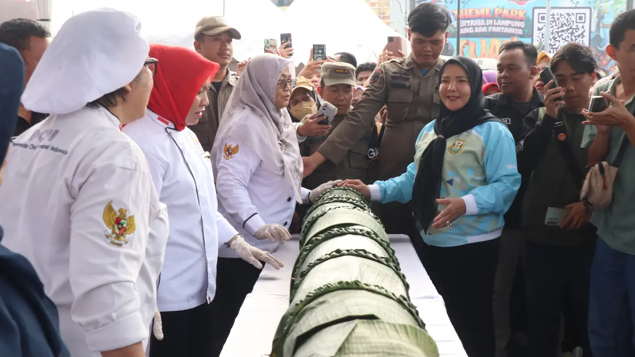 Wali Kota Bandar Lampung, Eva Dwiana saat melihat  hidangan khas Lampung, Sekubal yang memiliki ukuran sepanjang 25 meter dan berdiameter 25 sentimeter pecahkan rekor MURI. Foto : (Istimewa).