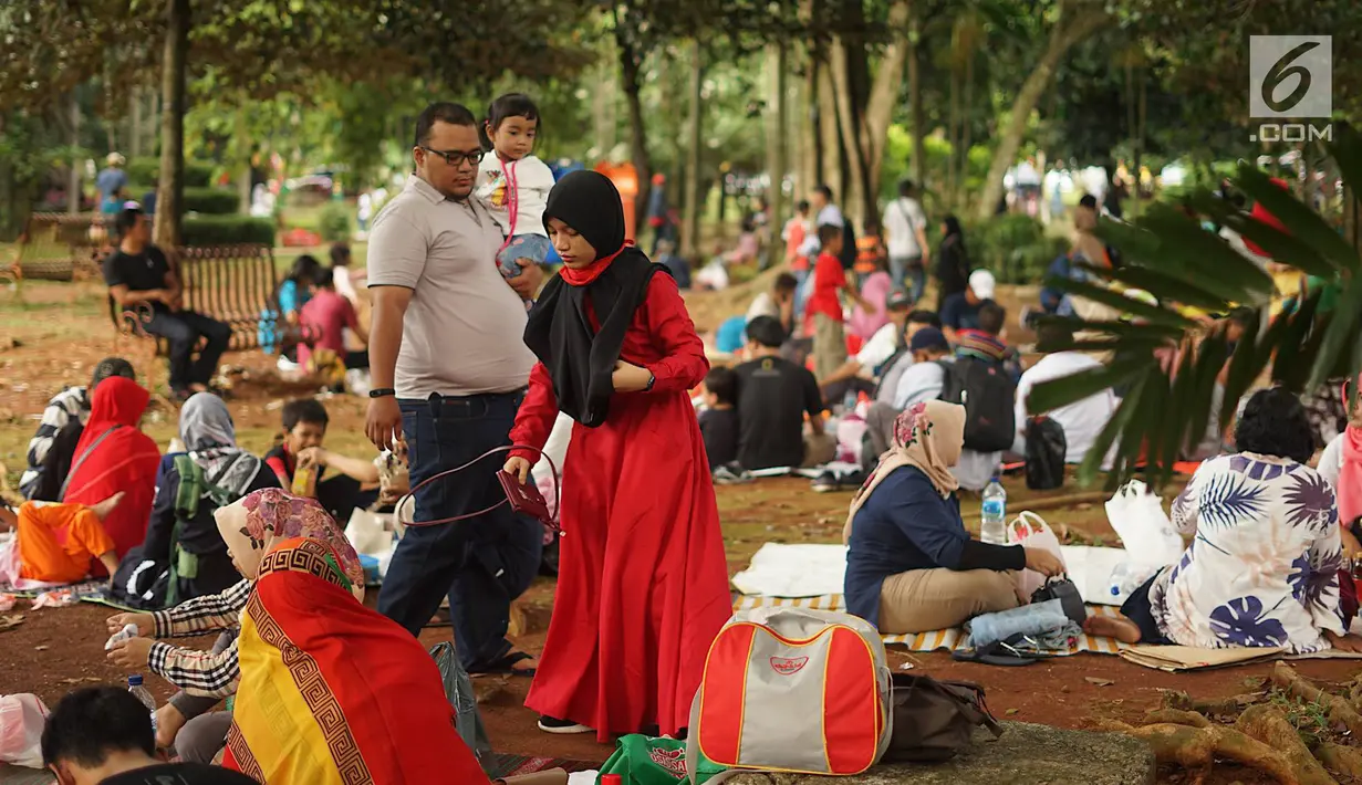 Sejumlah warga menikmati suasana libur lebaran di Taman Margasatwa Ragunan (TMR), Jakarta, Kamis (6/6/2019). Setidaknya sebanyak 49.394 warga Ibu Kota dan sekitarnya mengisi libur Lebaran bersama keluarga dengan mengunjungi destinasi liburan murah meriah tersebut. (Liputan6.com/Immanuel Antonius)